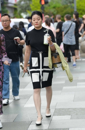 2363-25=64√肉色丝袜，丰腴轻熟女 10P