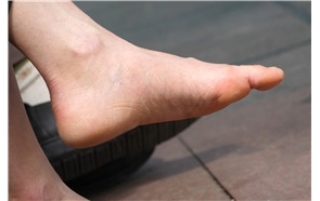 4K – 这是一双饱经风霜的美足 [4.79 GB/MOV]