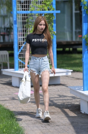 一始街拍作品 蓝色牛仔热裤女孩