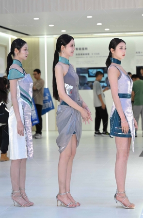 241116-5=76√一波美腿车模 14P