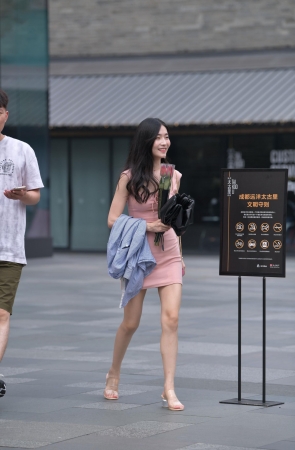 性感美腿短裙小姐姐