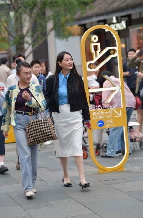 街拍穿R丝的朲槭