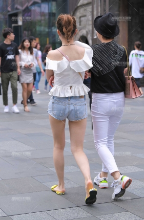 性感热裤大白腿小月牙