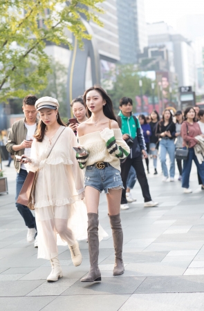 时尚漂亮的美眉 锁骨爱了