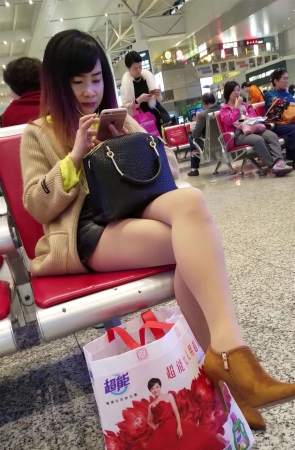 高铁站性感的肉丝高跟鞋美少妇