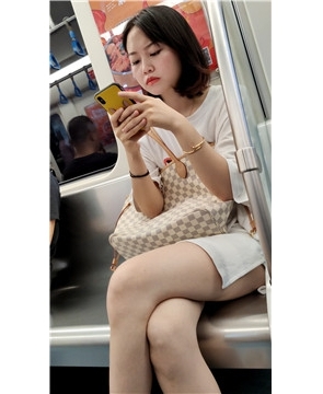 白短裙白皙美女 [572 MB/mp4]