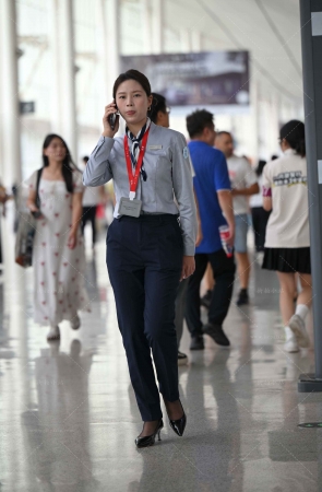 接电话的长裤美眉