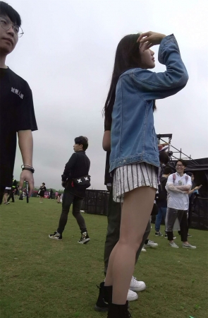 牛仔外套美腿逆天高颜值青春美女