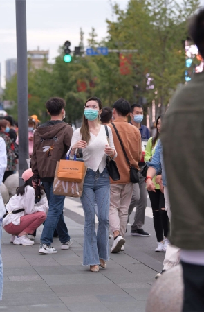 视觉冲击街拍作品 – 长腿紧牛小姐姐，身材真棒