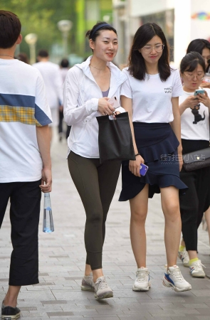 街拍白衬衫紧身弹力裤