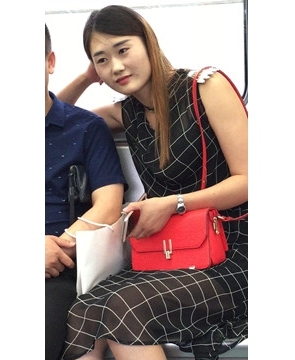 地铁上偶遇笑容甜美的长腿女神