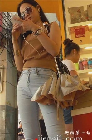 街拍好身材紧身蓝色牛仔裤美女姐姐酷酷哒 [473 MB]