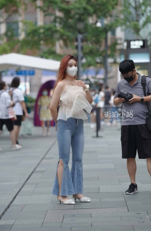 街拍喇叭牛仔美女