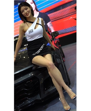 4K-车展上笑容甜美的街拍美腿女神模特