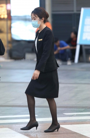 街拍黑丝高跟OL