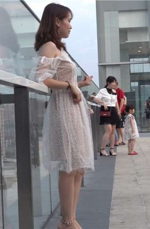 4K – 连衣裙美女没脚丫，绝对堪称人间极品 [1.32 GB/avi]