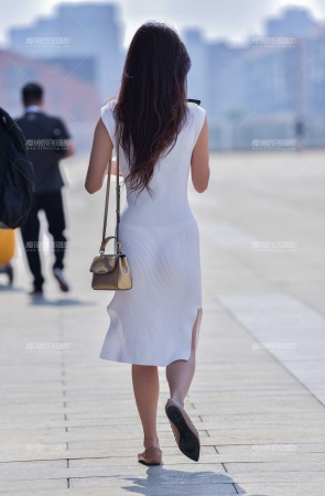 翘臀长发白纱裙