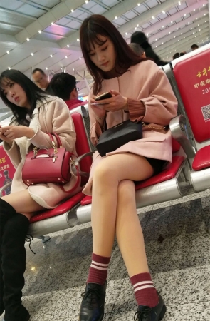 高铁站候车的两个肉色丝袜漂亮美少女