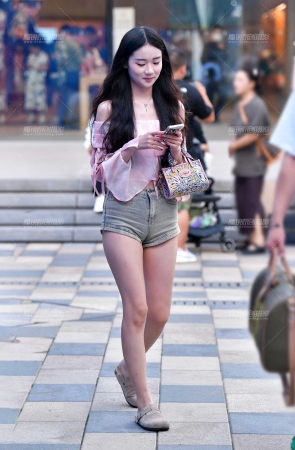 白皙牛仔热裤美女