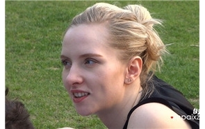 草地上大秀丝足的漂亮国际妞