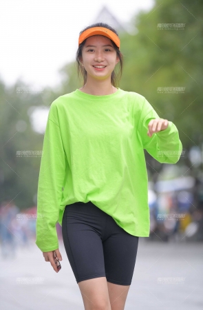 黑色紧身裤美女