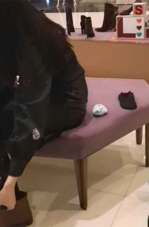 漂亮的美女在鞋店试鞋子