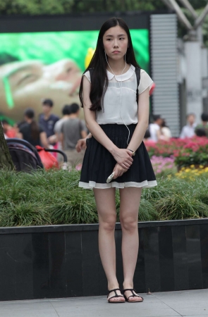 No909 这么白的脚，在盛夏出现有些过分了