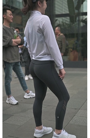 紧身黑裤小姐姐[357M/MP4]