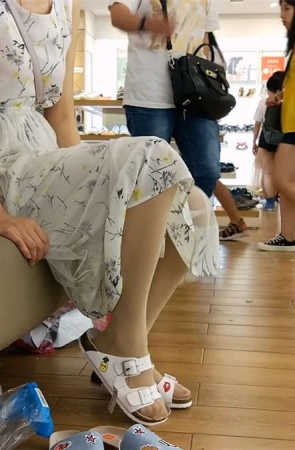 鞋柜试鞋的连衣裙小妹