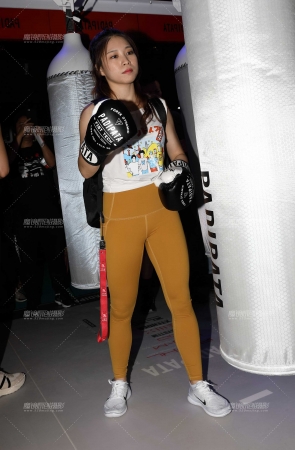 性感黄色紧身裤拳击美女