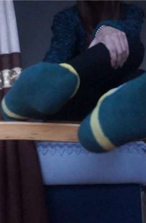 美女小倩挠脚丫视频