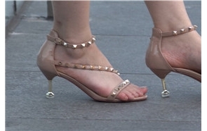 4K – 连衣裙美女没脚丫，绝对堪称人间极品 [1.32 GB/avi]