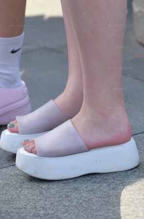 25515-12=62√消失的夏装 13P