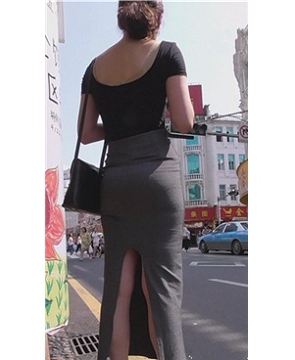 路边等人的S妇，翘臀开叉裙很漂亮 [448 MB]