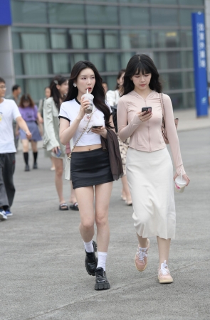 白皙美腿短裙穿搭