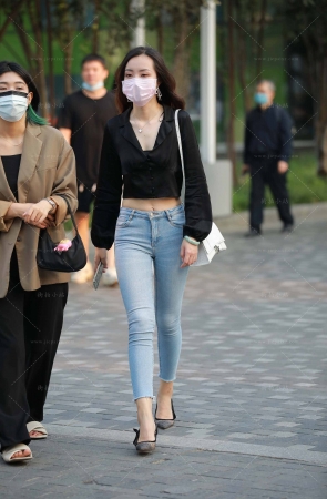 街拍紧牛小姐姐跟闺蜜