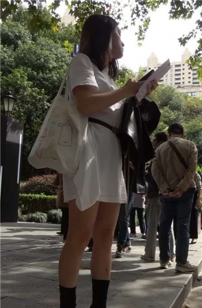 等闺蜜一起逛街的性感长腿姐姐 [657 MB/MP4]