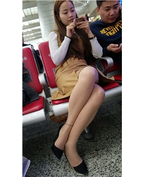 4k-候车室美遇见与美女，性感美腿盘得真够紧的。