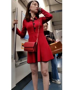 街拍地铁上的红色连衣裙美眉 [625 MB/mp4]