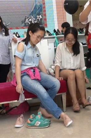 4k-鞋柜试鞋的两位美女街拍美足