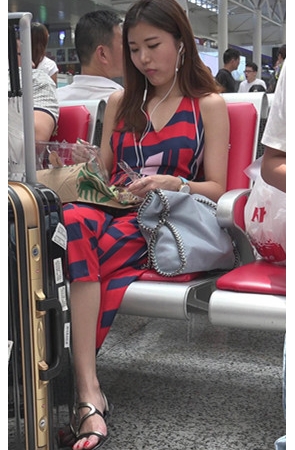 听歌的漂亮美足小姐姐