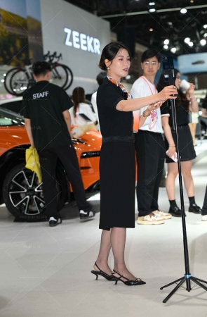 车展上直播卖车的黑色丝售出主播