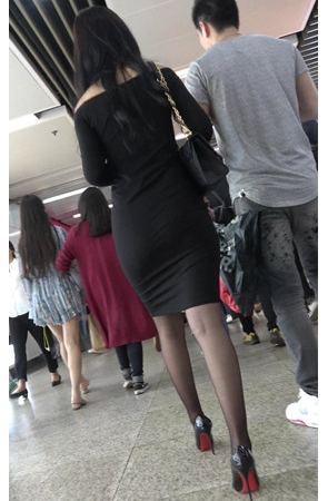 紧身黑色连体包臀裙小姐姐