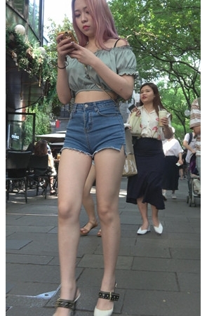 吸烟的牛仔短裤美女[1.34G/MP4]