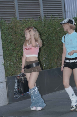 妹纸这装扮真个性~