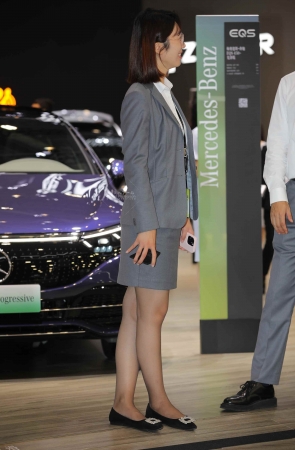 【街拍心灵】奔驰销售顾问灰丝制服街拍美腿