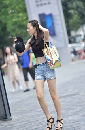 街拍小蛮腰美女