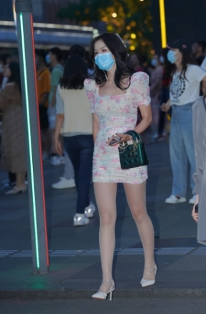 夜拍一个人逛街的肉丝美女