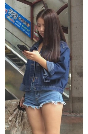 热裤毛边月牙美女