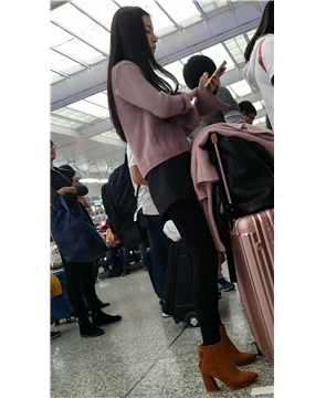 4k-颜值爆表的美腿黑丝女神准备乘高铁出行。